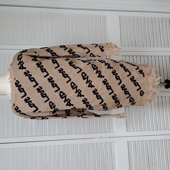 NWT Trendy Threads Distressed " Love and Love" Oversized Sweater Size M - Picture 4 of 8